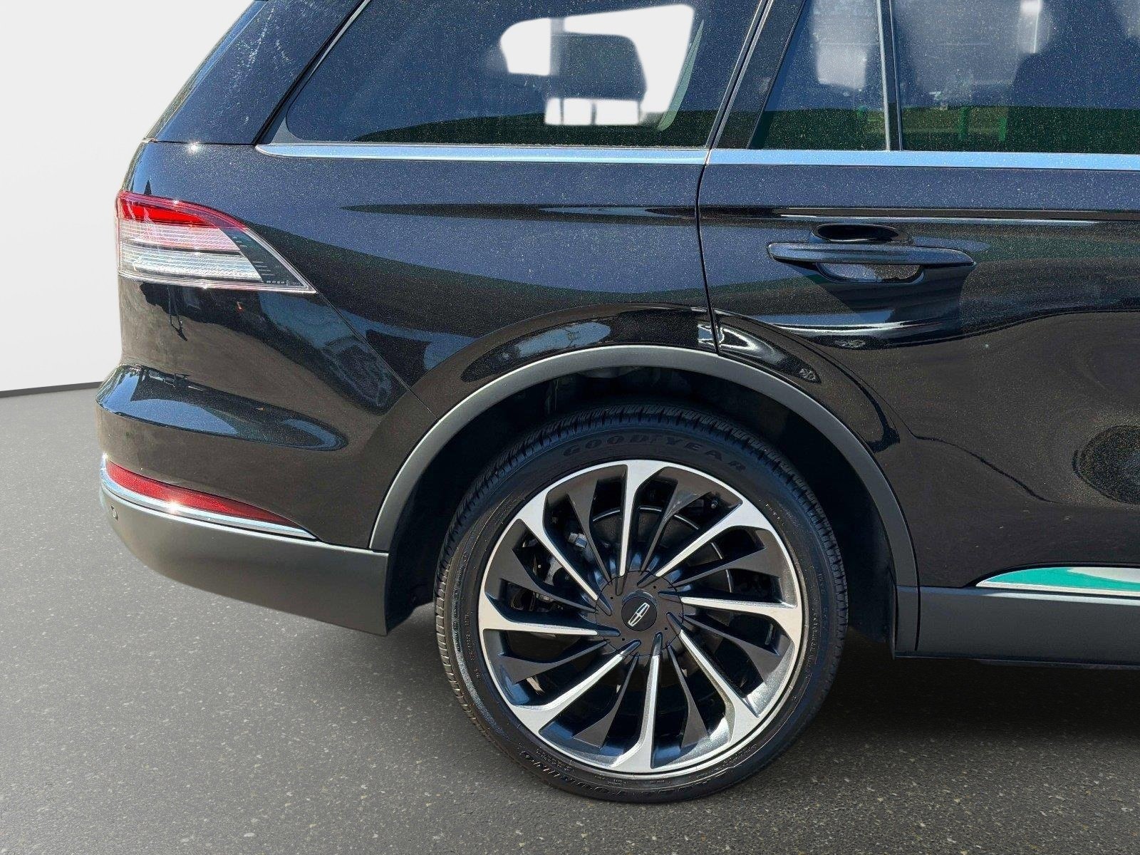Used 2025 Lincoln Aviator Reserve w/ Equipment Group 201A AWD/4WD image 13