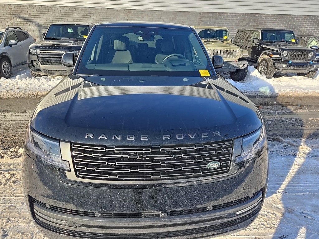 Used 2025 Land Rover Range Rover Long Wheelbase SE image 2
