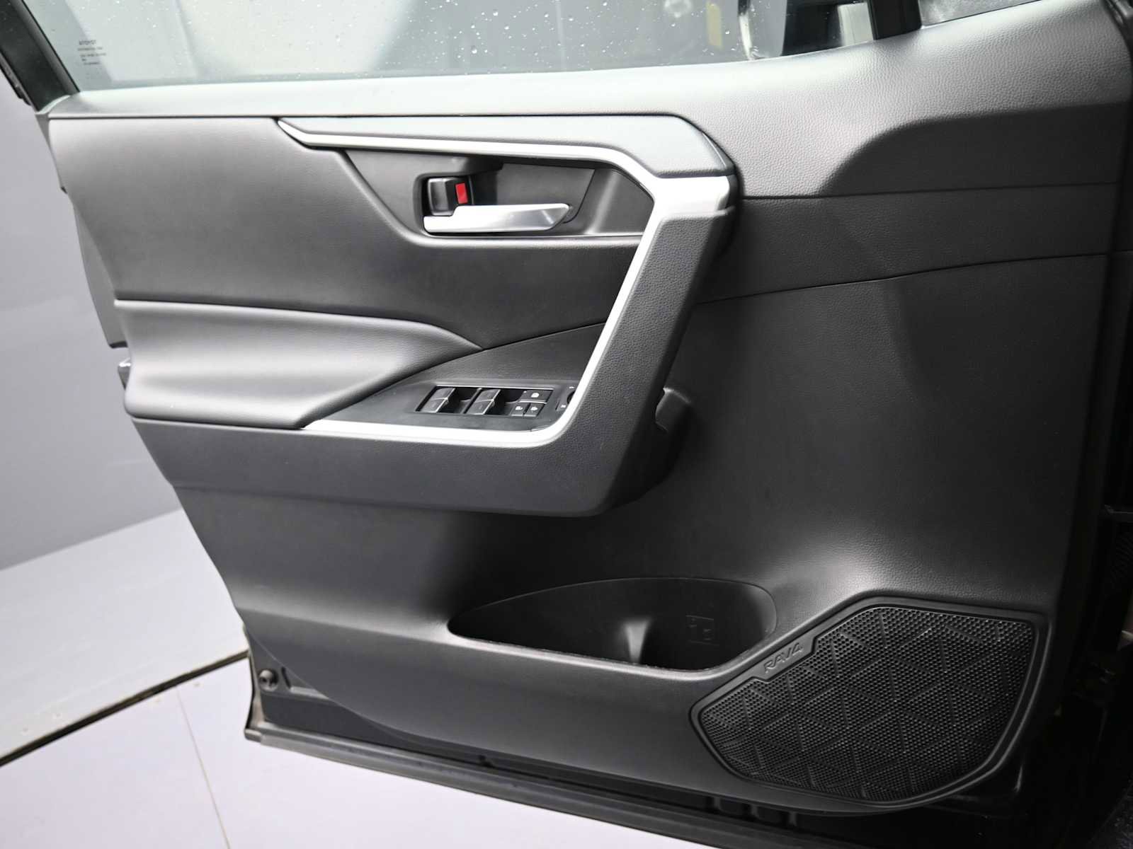 Used 2022 Toyota RAV4 XLE image 12