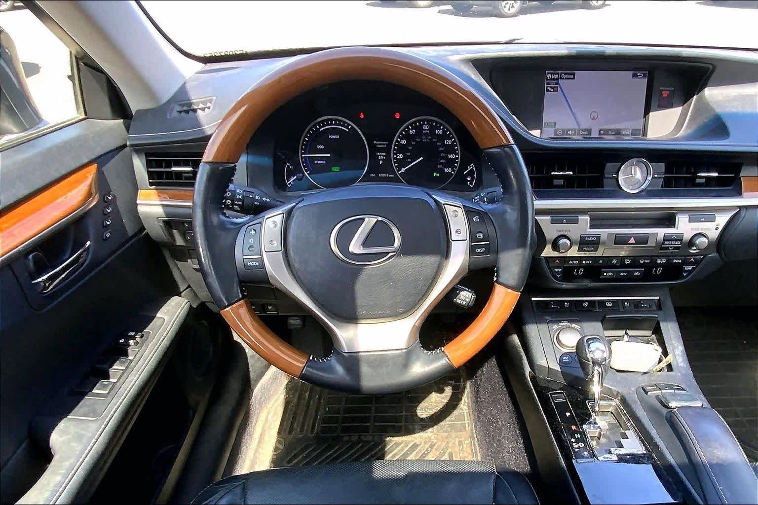 Used 2015 Lexus ES 300h w/ Navigation System Package FWD image 6