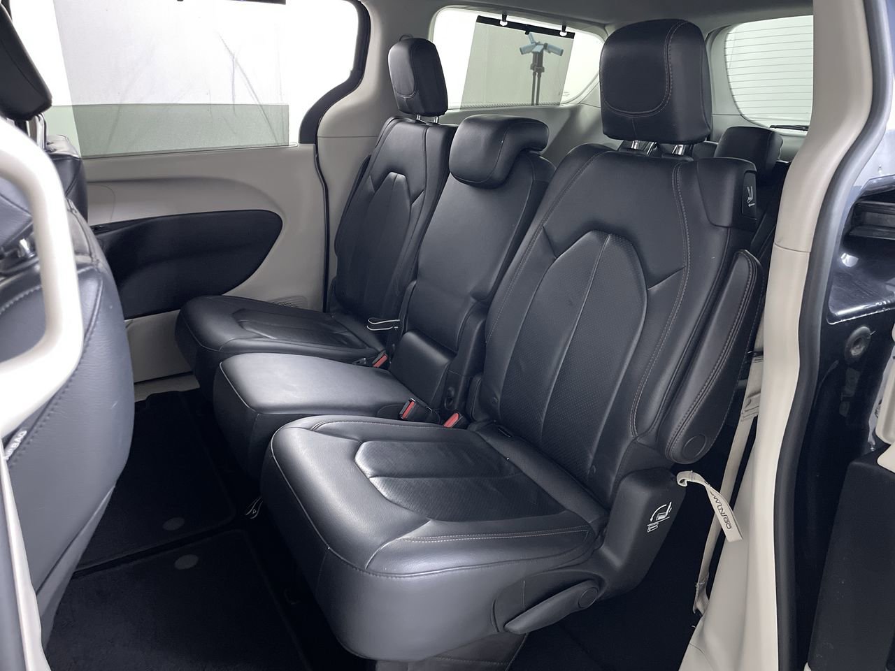 Used 2019 Chrysler Pacifica Touring-L FWD image 18