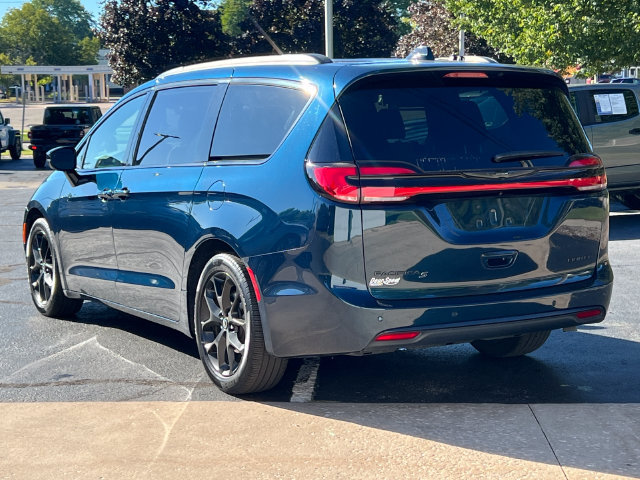 Used 2025 Chrysler Pacifica Limited FWD image 12