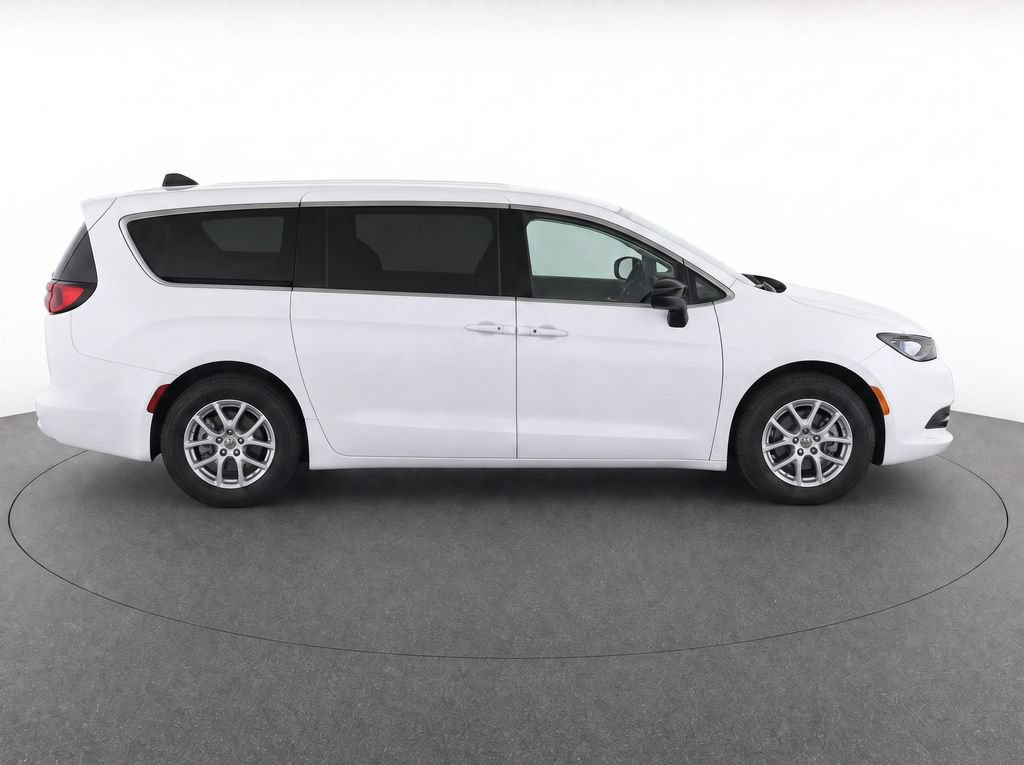 Used 2024 Chrysler Voyager LX FWD image 8