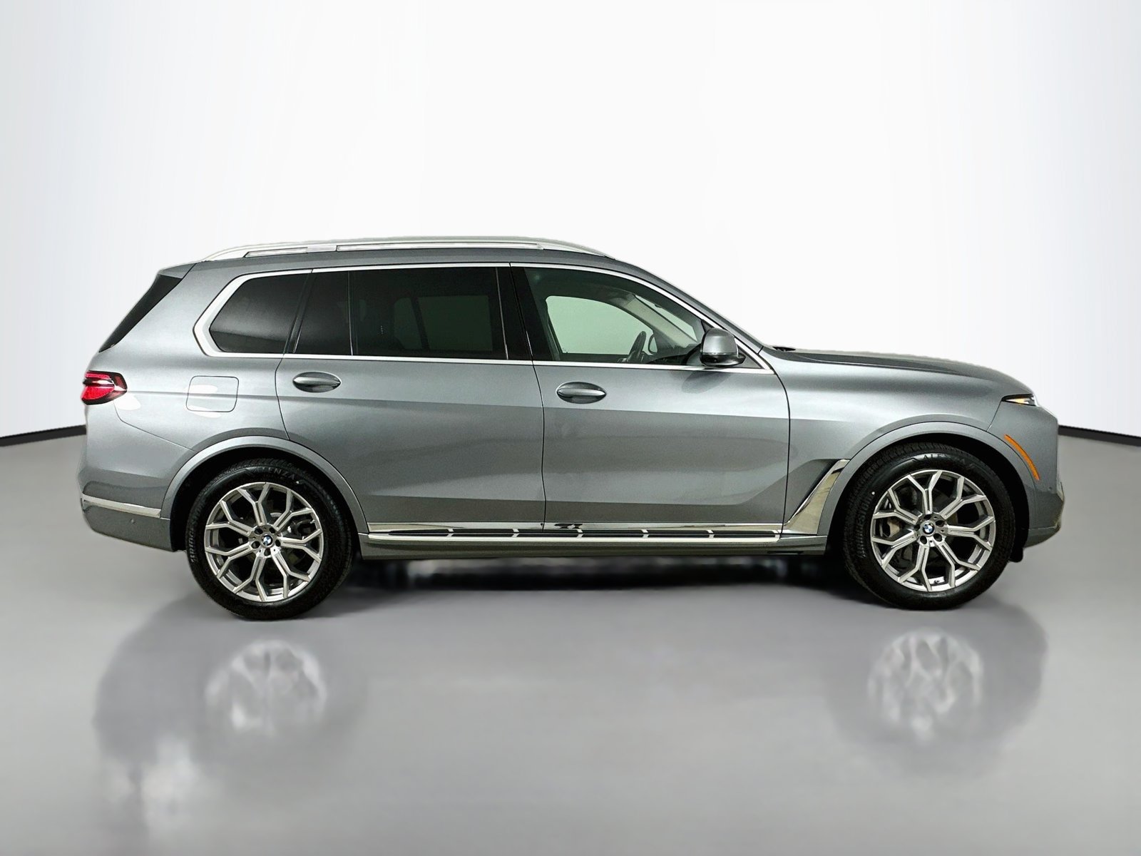 Used 2024 BMW X7 xDrive40i w/ Premium Package AWD/4WD image 4