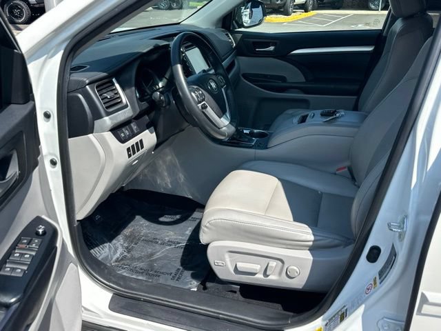 Used 2019 Toyota Highlander XLE AWD/4WD image 26