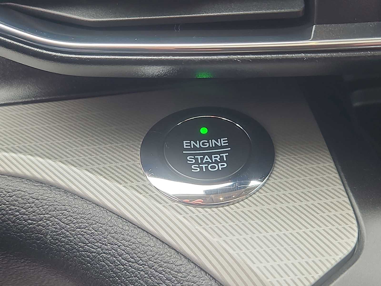 Used 2020 Ford Explorer XLT w/ Equipment Group 202A image 23