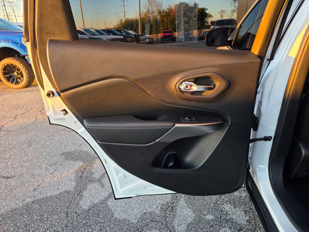 Used 2020 Jeep Cherokee Latitude Plus w/ Cold Weather Group image 20