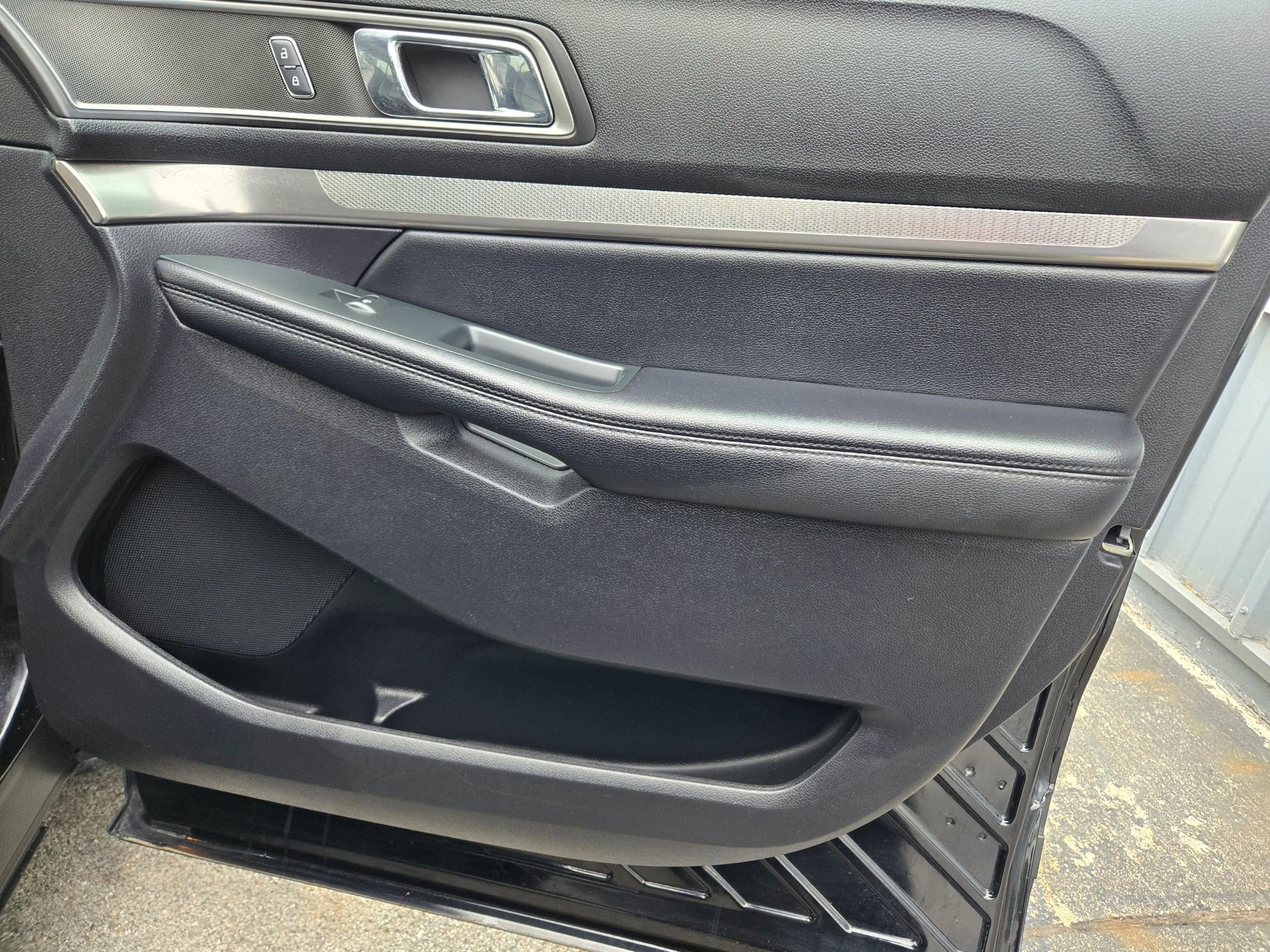 Used 2019 Ford Explorer XLT w/ Equipment Group 202A AWD/4WD image 71