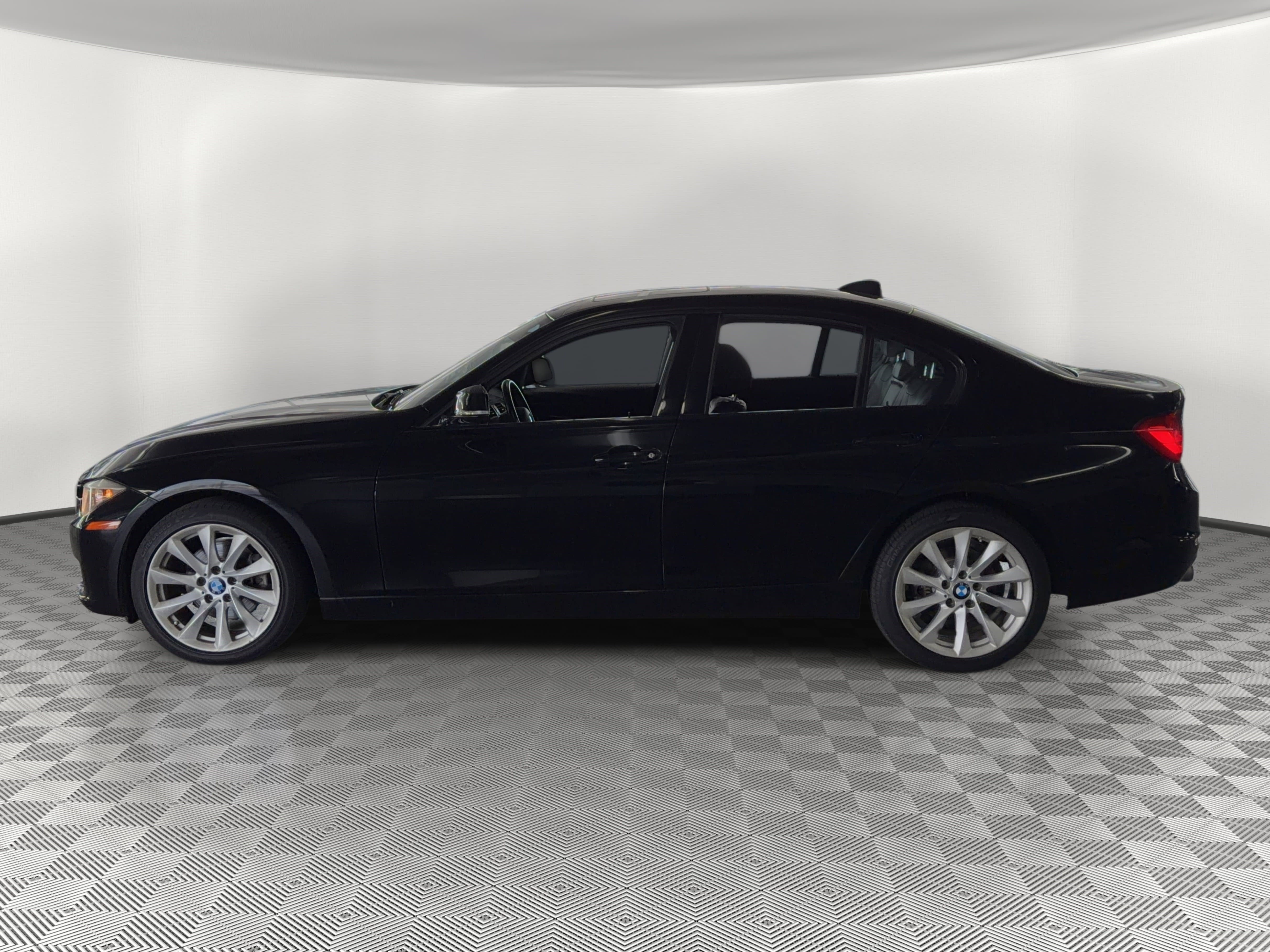 Used 2015 BMW 320i xDrive Sedan AWD/4WD image 2