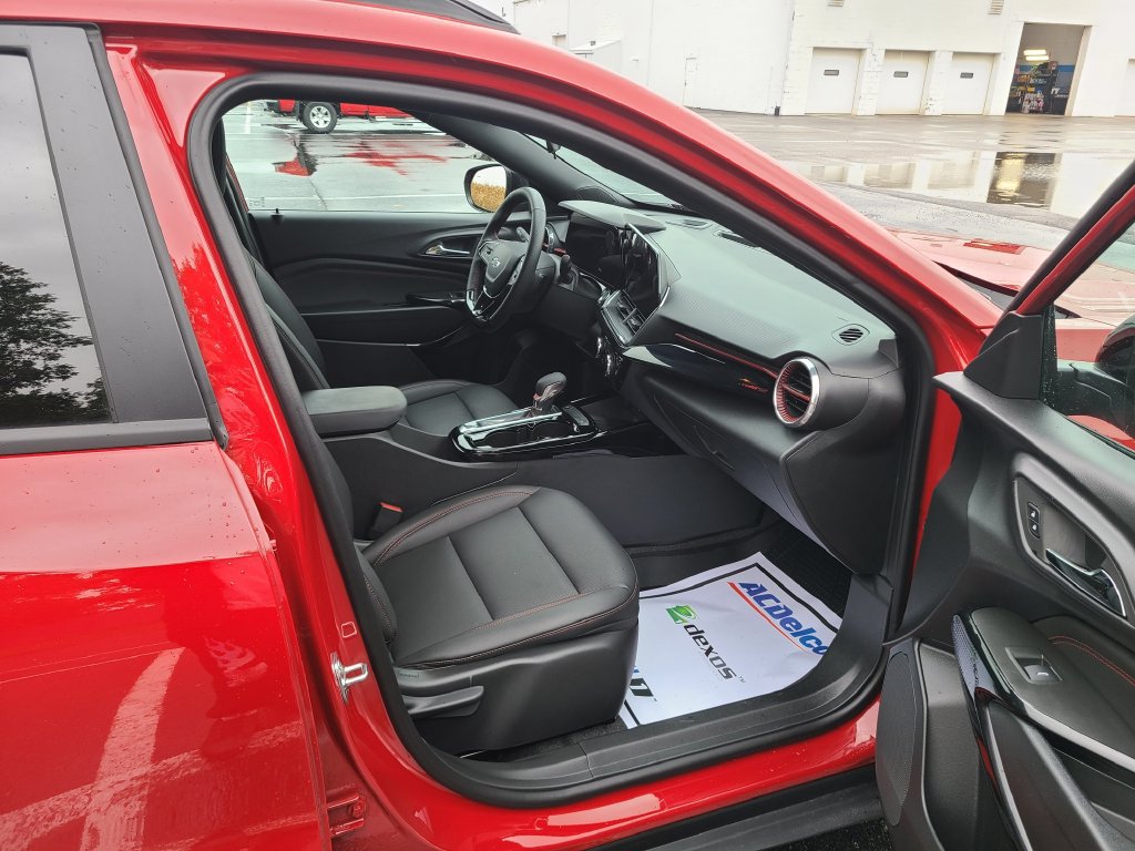 Used 2026 Chevrolet Trax RS w/ Sunroof Package FWD image 11
