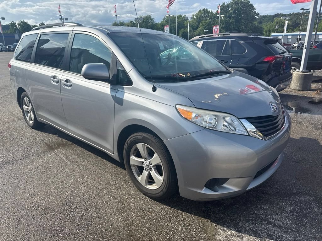 Used 2013 Toyota Sienna LE FWD image 2