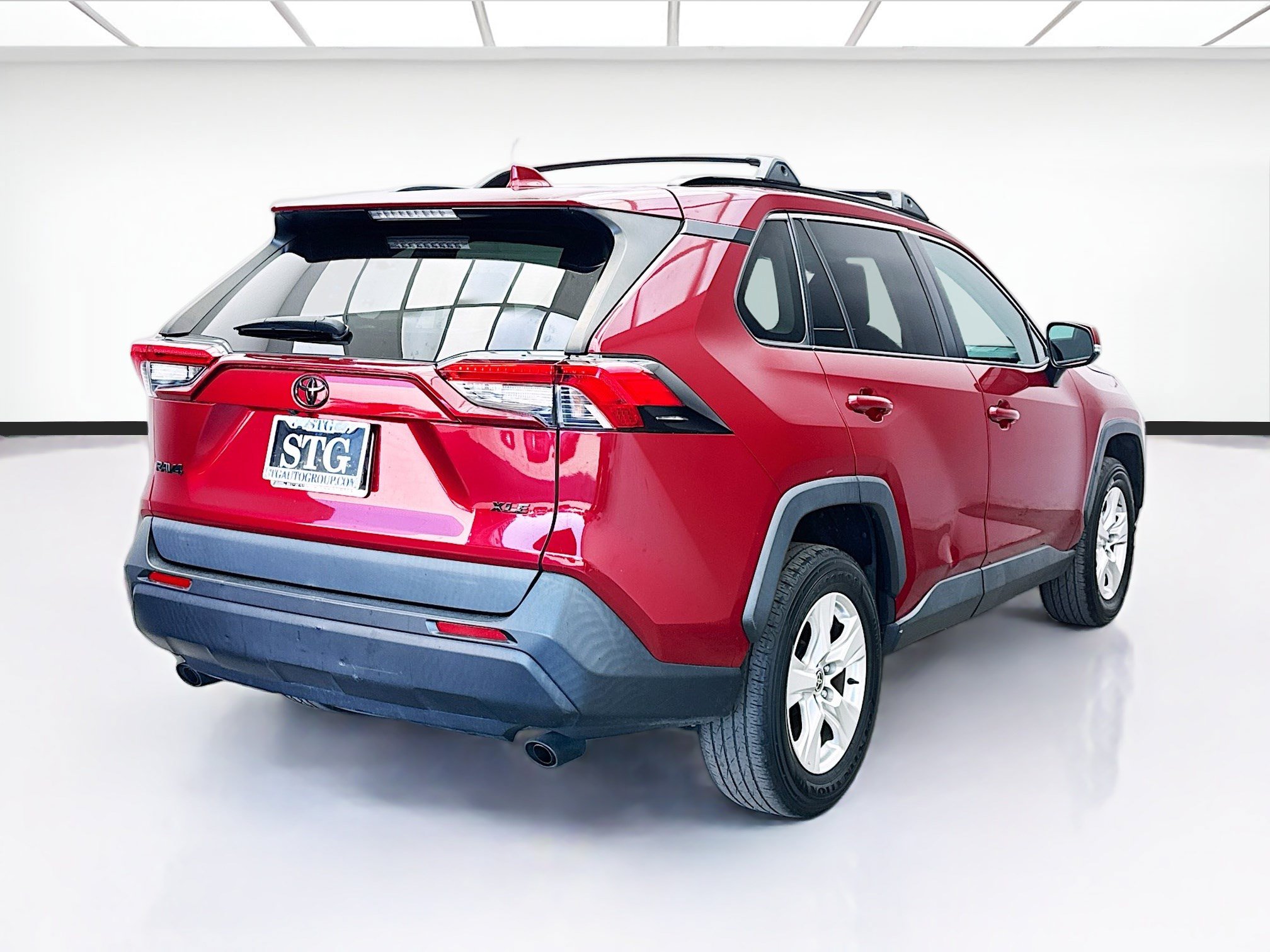 Used 2021 Toyota RAV4 XLE w/ Convenience Package FWD image 4