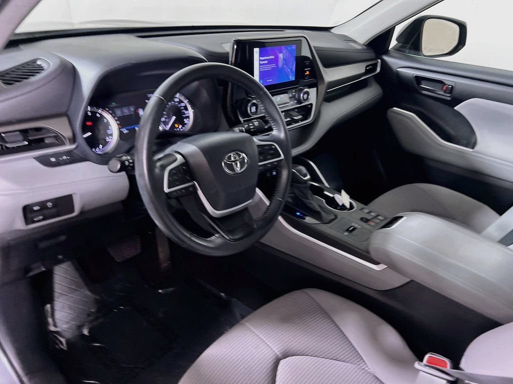 Used 2023 Toyota Highlander LE FWD image 9
