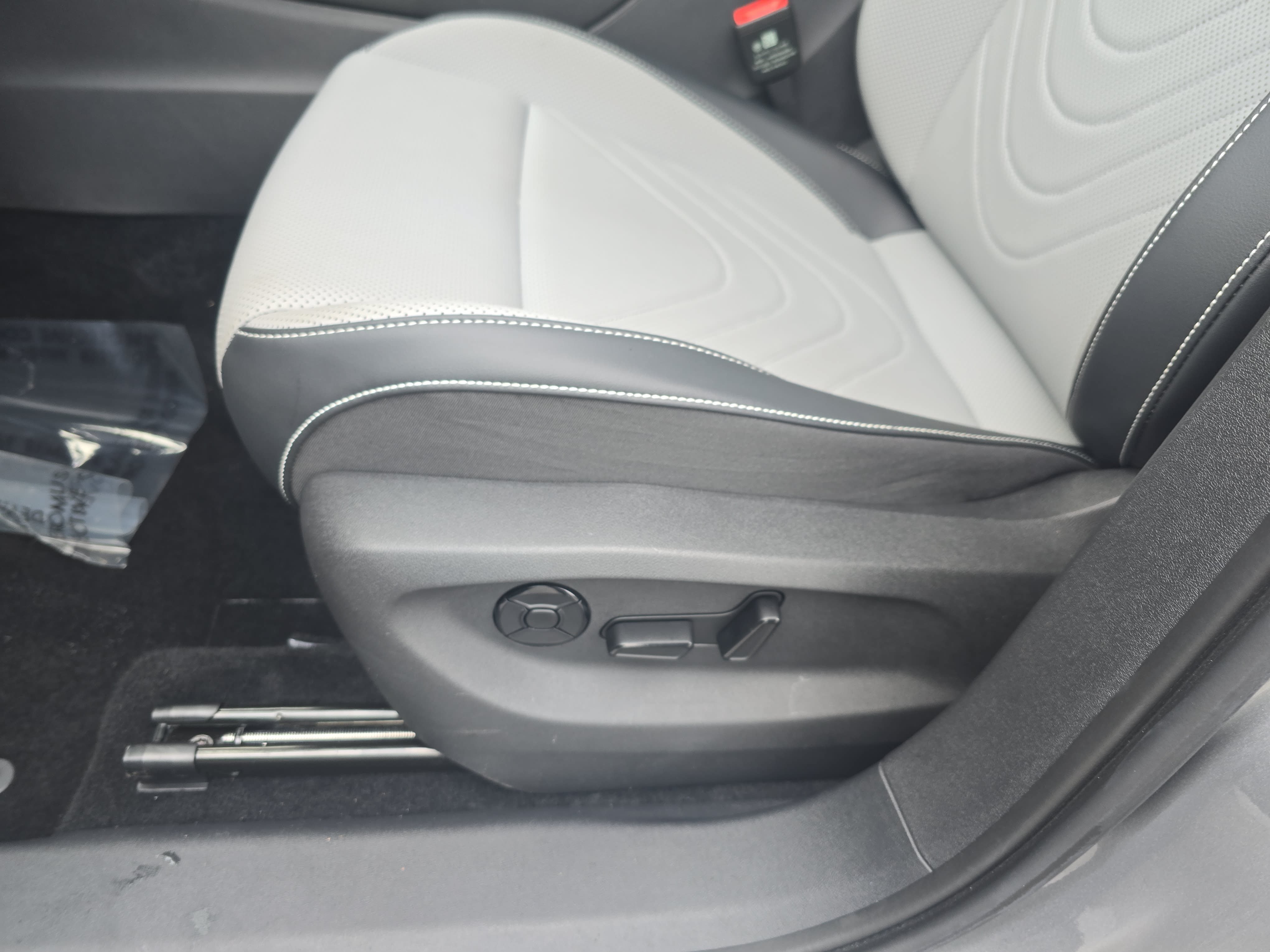 Used 2025 Volkswagen Tiguan SE AWD/4WD image 29