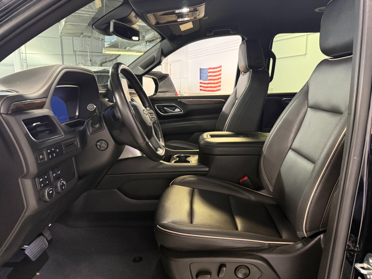 Used 2023 Chevrolet Suburban Premier image 4