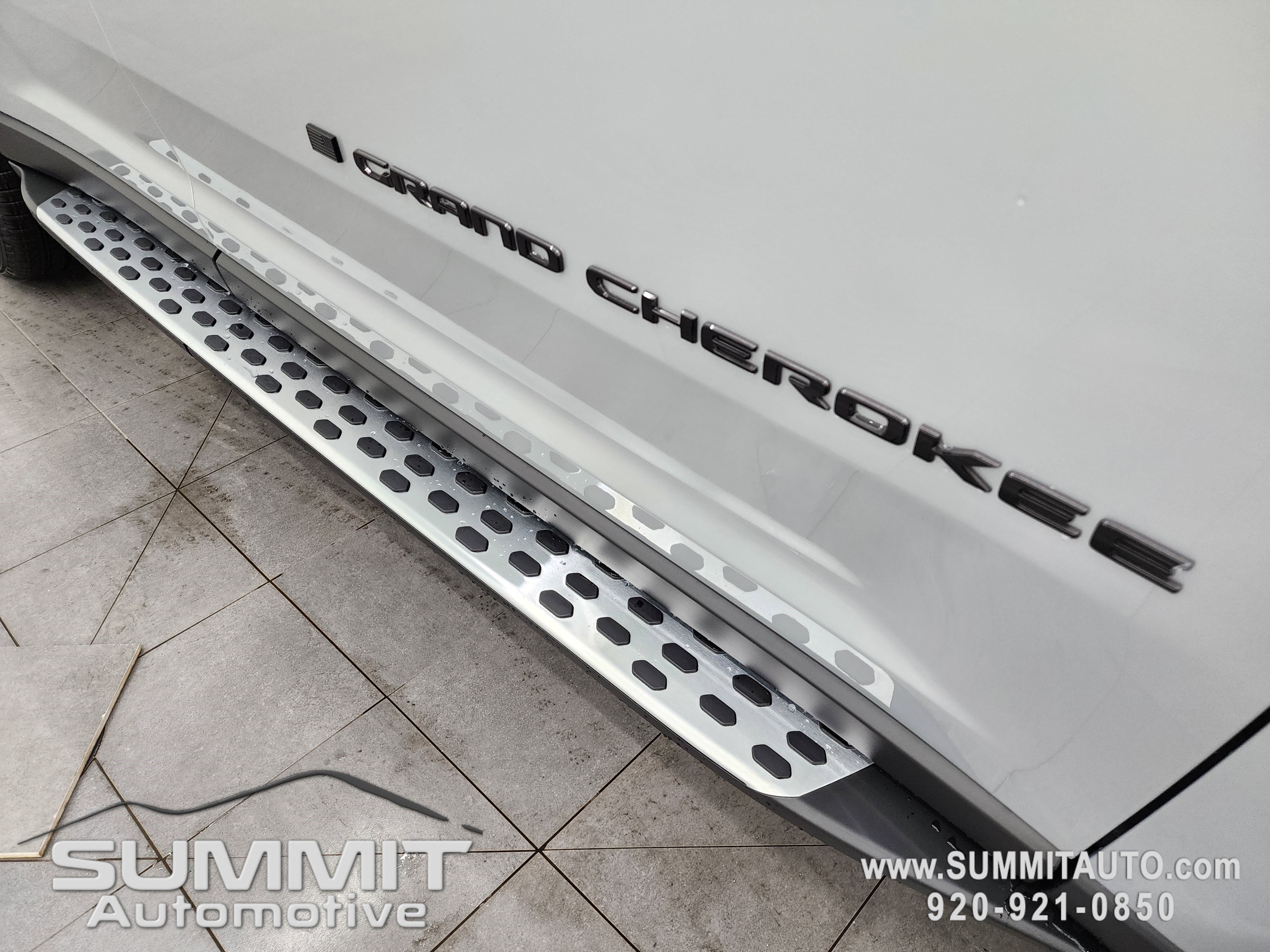 New 2025 Jeep Grand Cherokee Limited w/ Black Appearance Package image 25