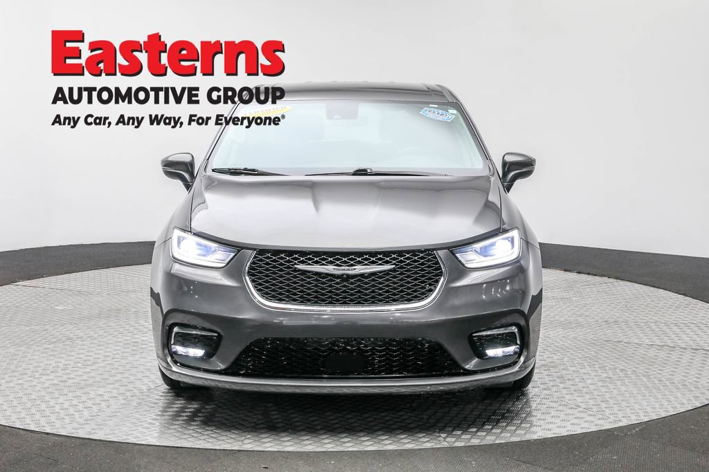 Used 2023 Chrysler Pacifica Touring-L FWD image 2
