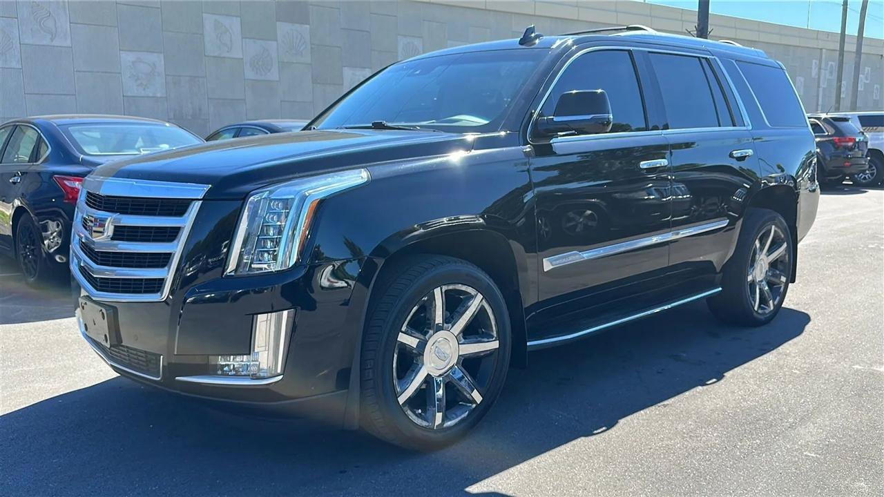 Used 2015 Cadillac Escalade Luxury AWD/4WD image 2
