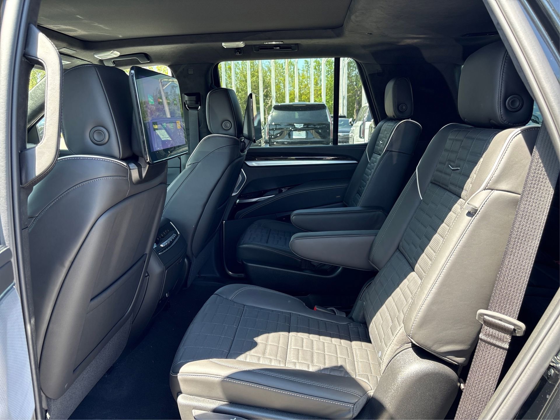 Used 2026 Cadillac Escalade Platinum Sport w/ LPO, ONYX Package image 9