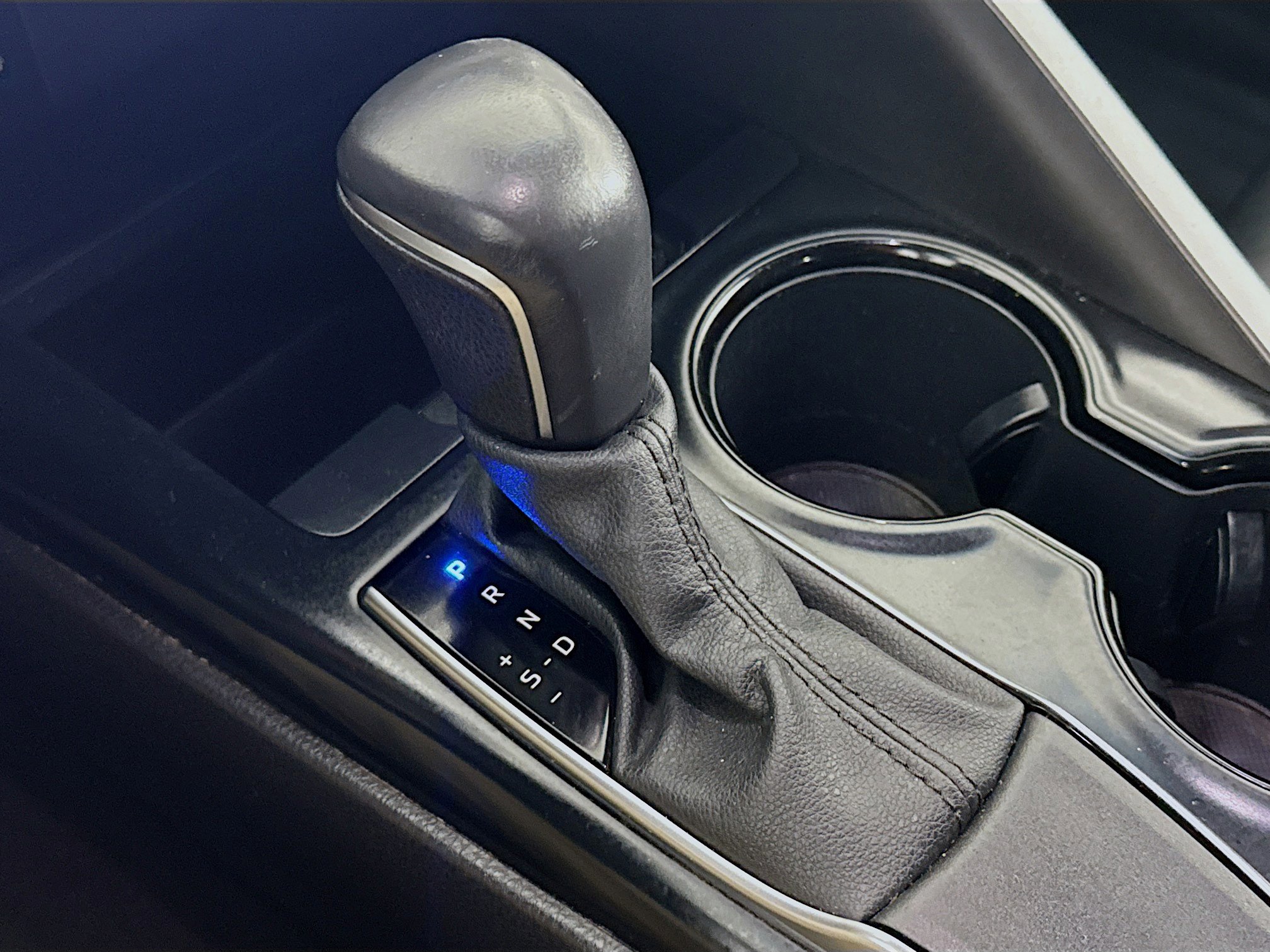 Used 2020 Toyota Camry SE w/ Carpet Mat Package image 20