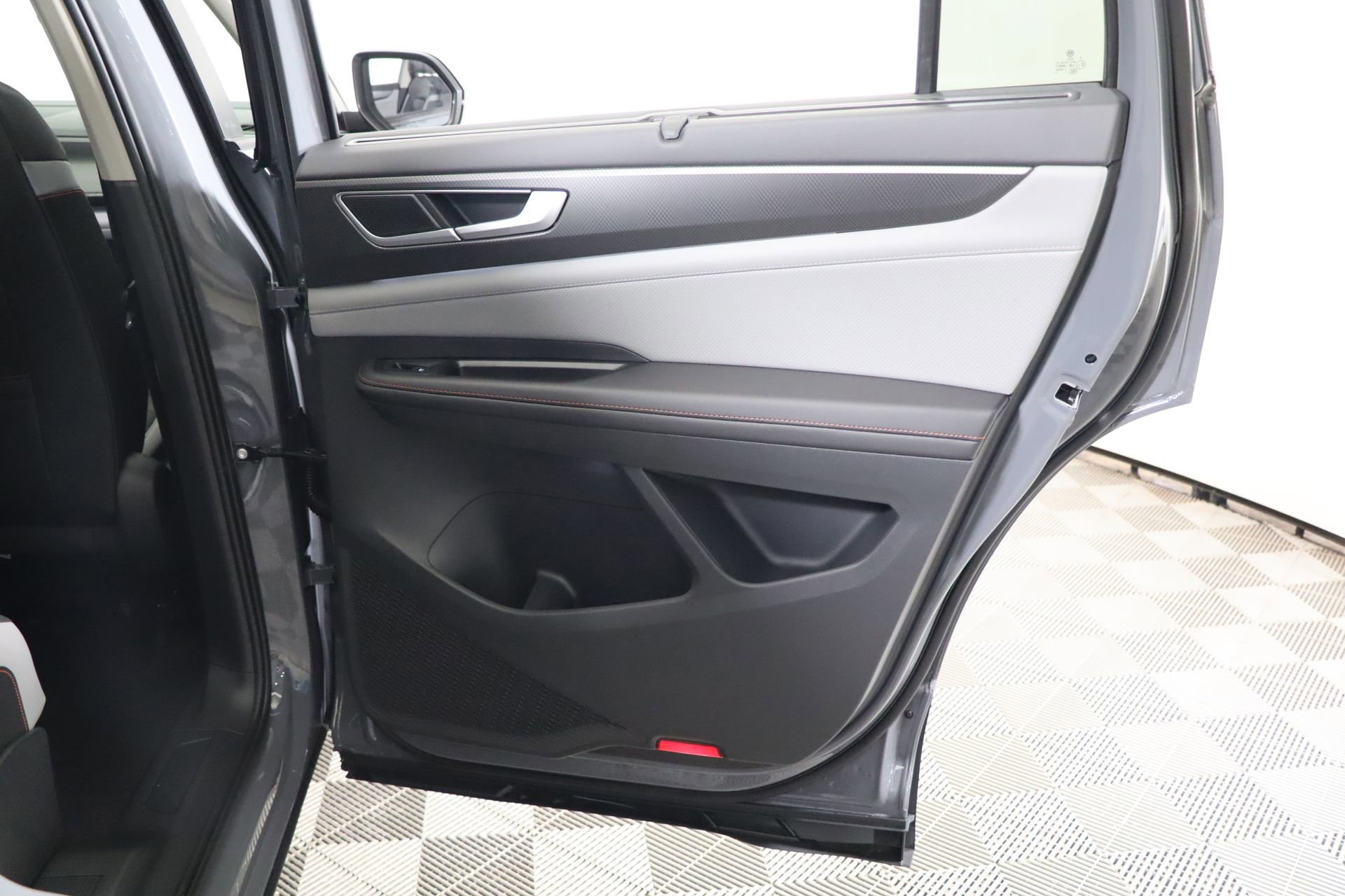 Used 2025 Volkswagen Atlas Peak Edition SE image 51