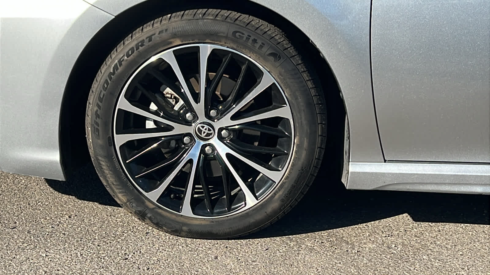 Used 2020 Toyota Camry SE w/ Sunroof Package FWD image 9