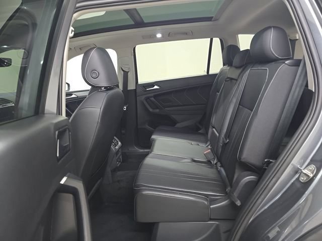 Used 2023 Volkswagen Tiguan SE w/ Panoramic Sunroof Package FWD image 9
