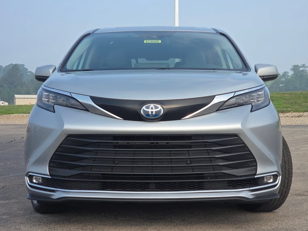 Used 2024 Toyota Sienna XLE FWD image 3