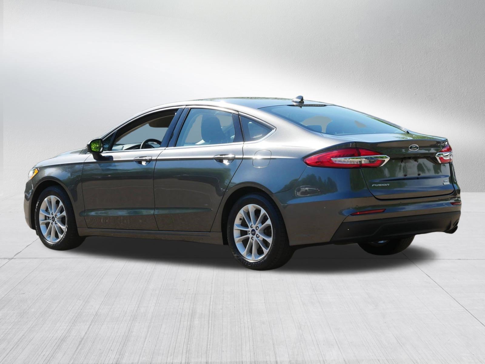 Used 2019 Ford Fusion SE FWD image 5