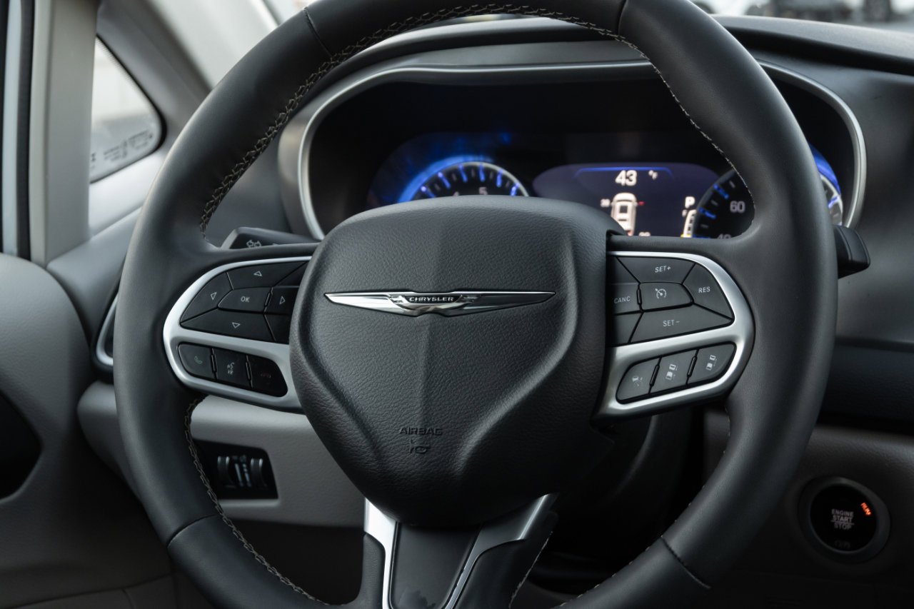 Used 2024 Chrysler Pacifica Touring-L image 28