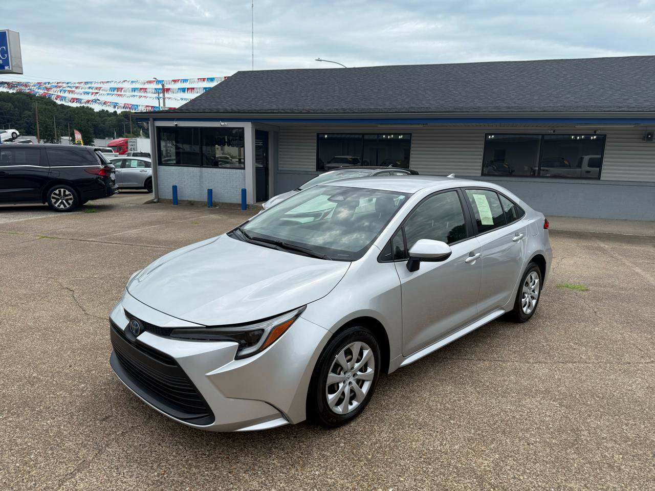 Used 2024 Toyota Corolla LE FWD image 3
