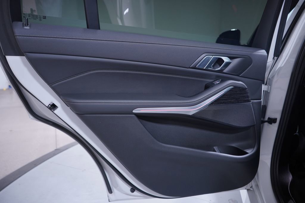 Used 2022 BMW X7 xDrive40i w/ M Sport Package image 16