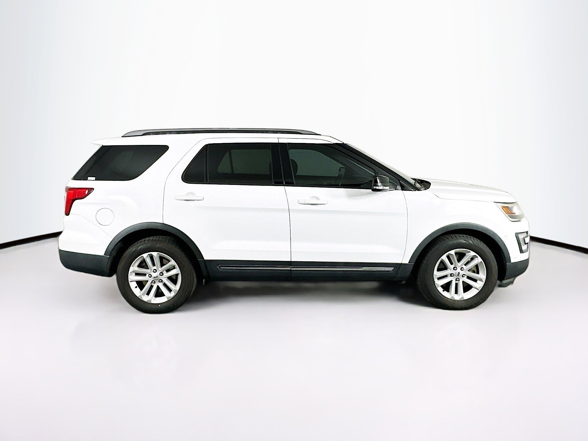 Used 2017 Ford Explorer XLT image 10