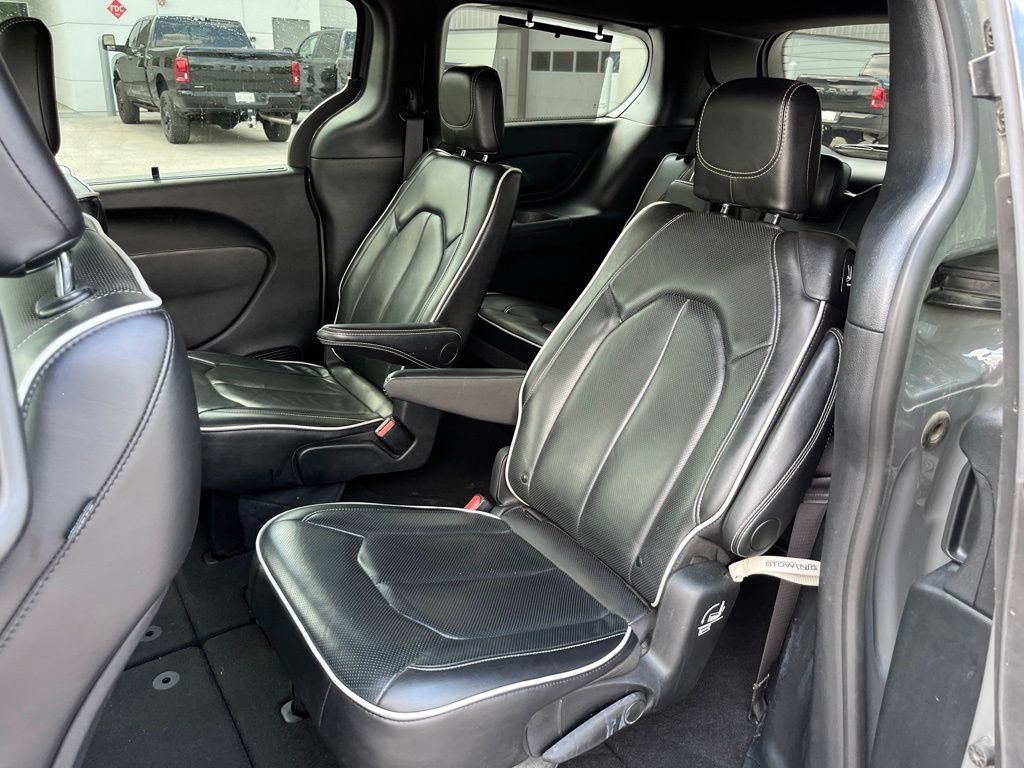 Used 2025 Chrysler Pacifica Limited FWD image 8