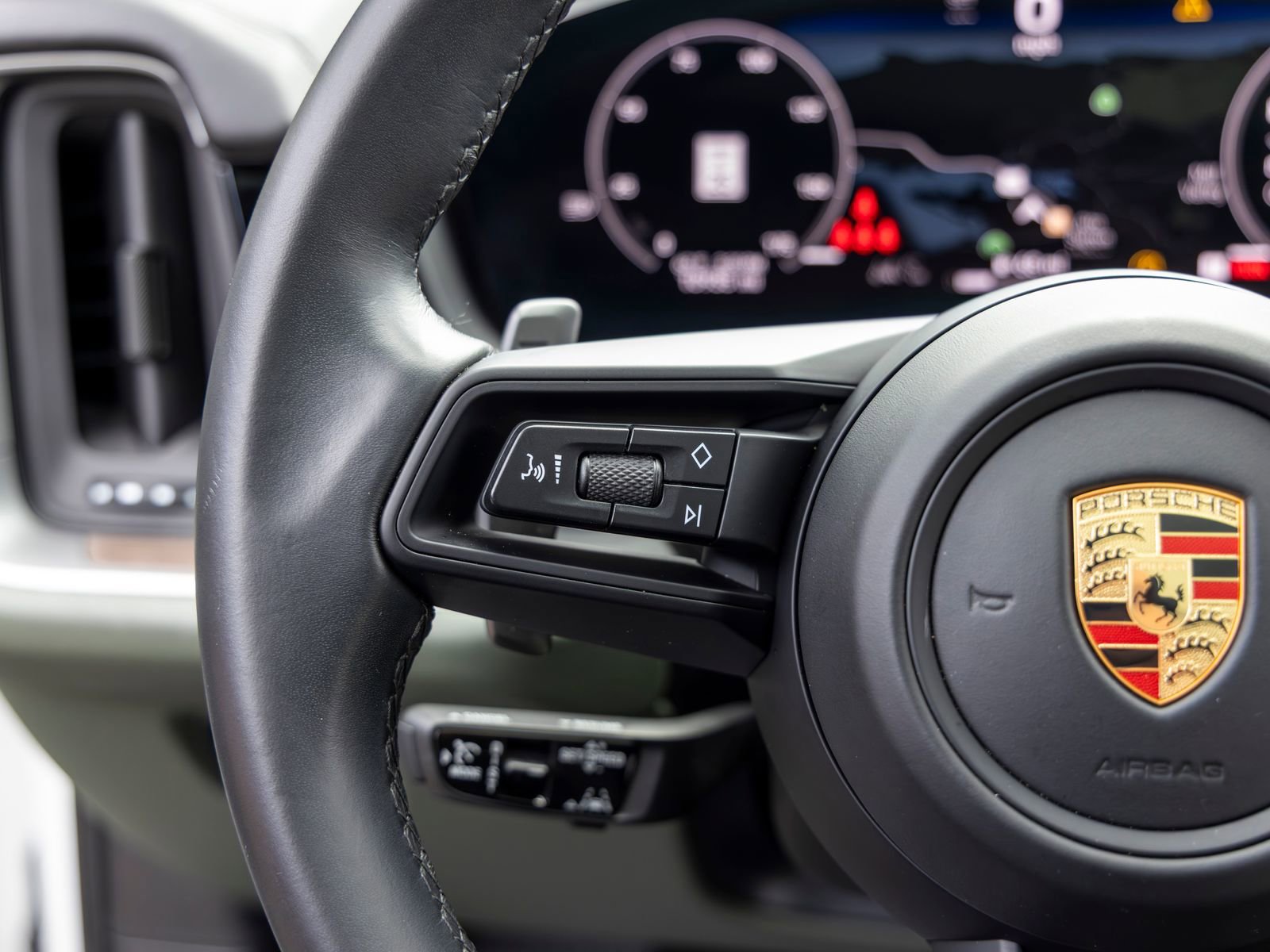 Certified 2024 Porsche Cayenne Coupe AWD/4WD image 35