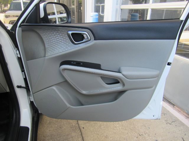 Used 2023 Kia Soul LX w/ LX Technology Package image 16