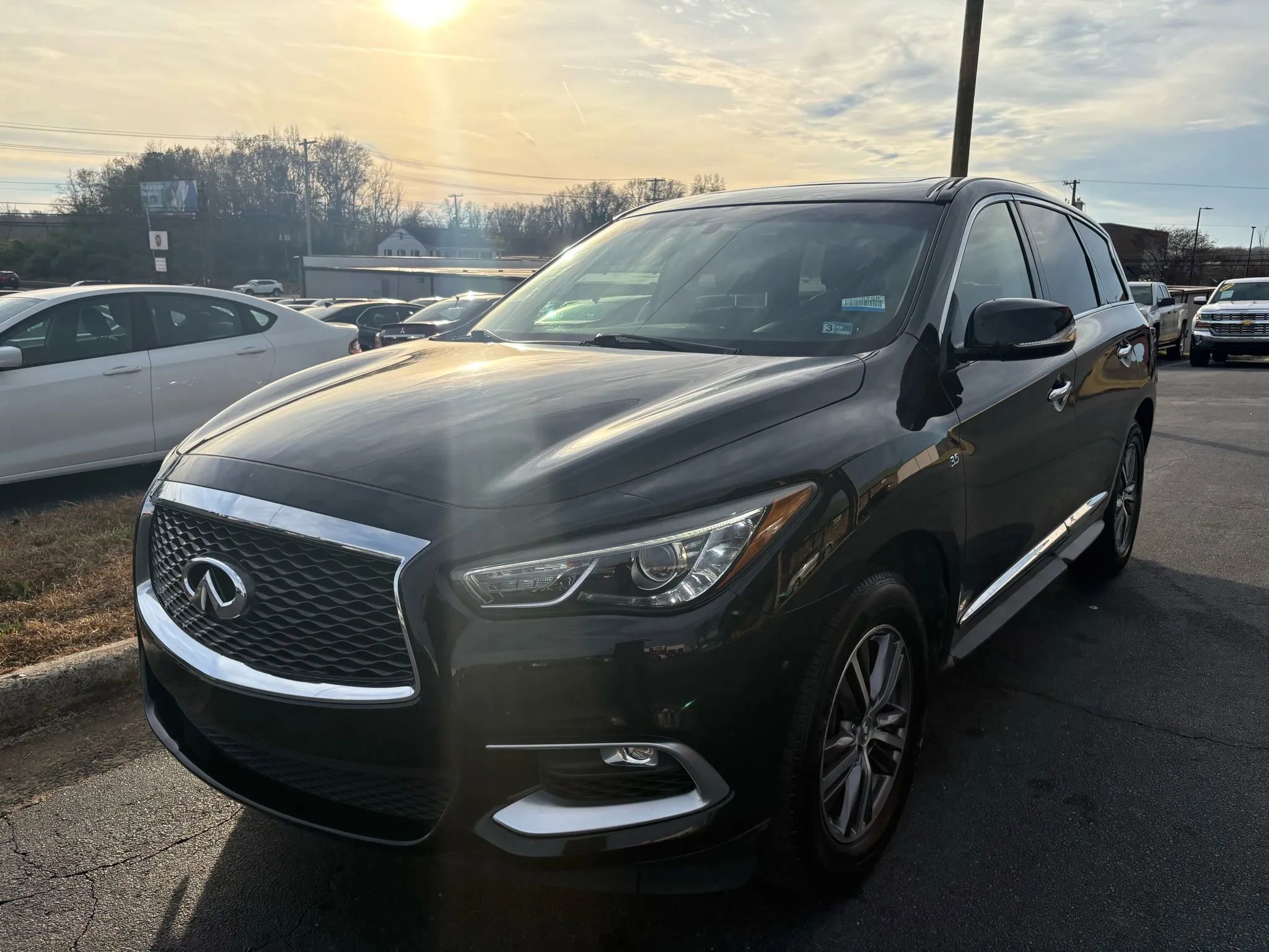 Used 2016 INFINITI QX60 3.5 Sport Utility 4D image 3