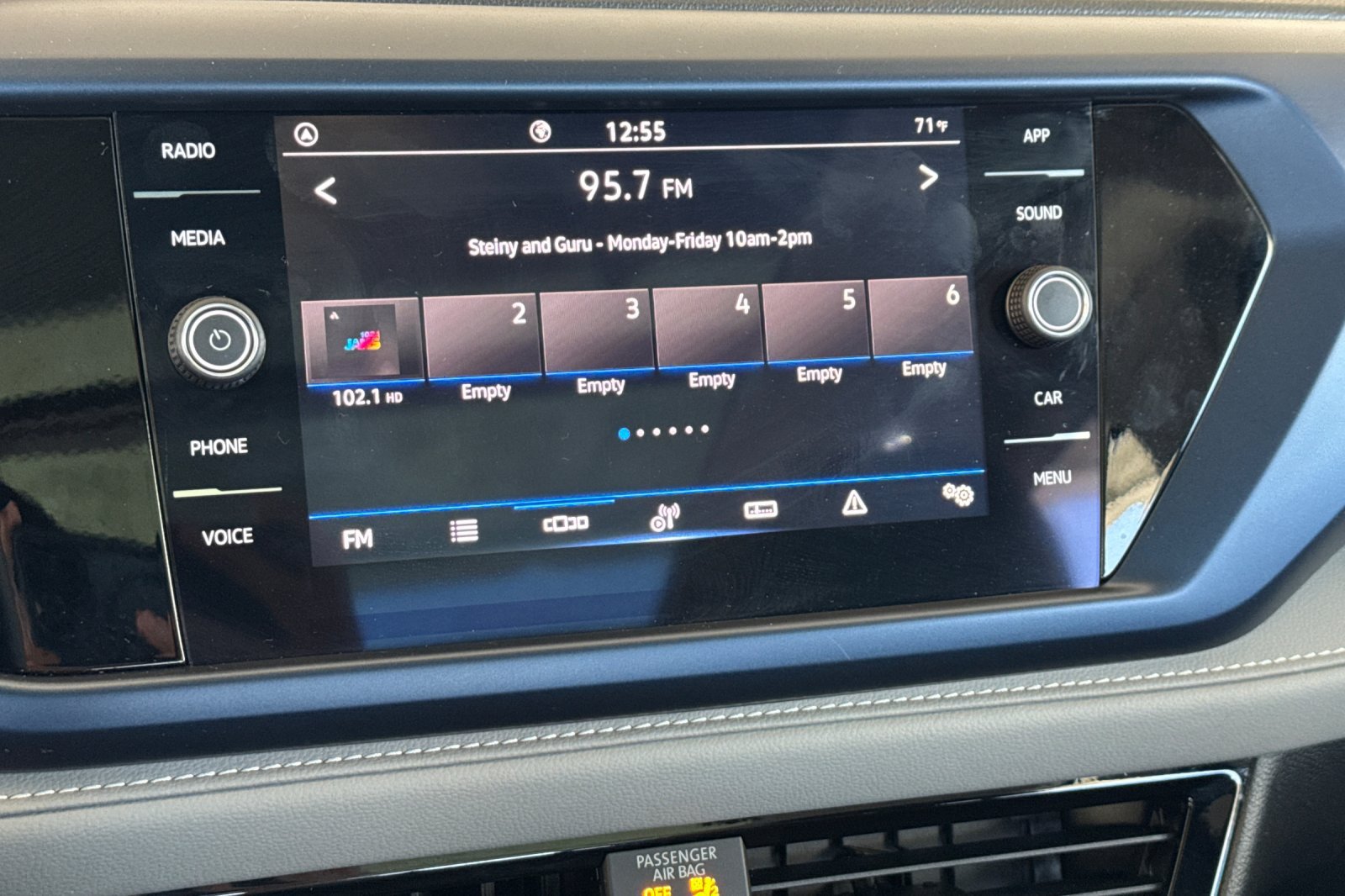 Used 2024 Volkswagen Taos SE w/ Panoramic Sunroof Package FWD image 23