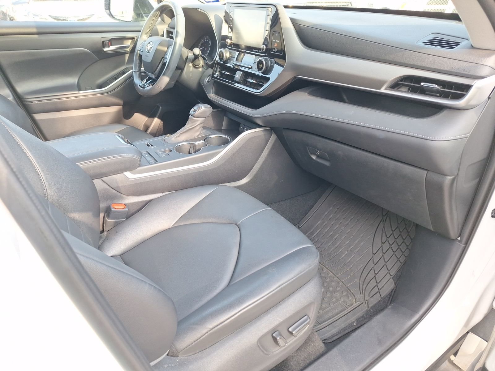 Used 2020 Toyota Highlander XLE FWD image 33