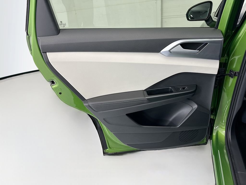 Used 2025 Volkswagen Taos SE w/ Panoramic Sunroof Package image 24