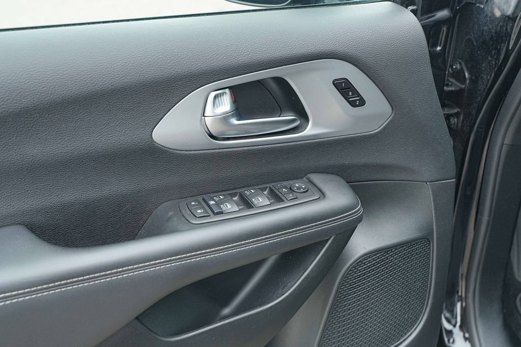 Used 2025 Chrysler Pacifica Limited FWD image 26