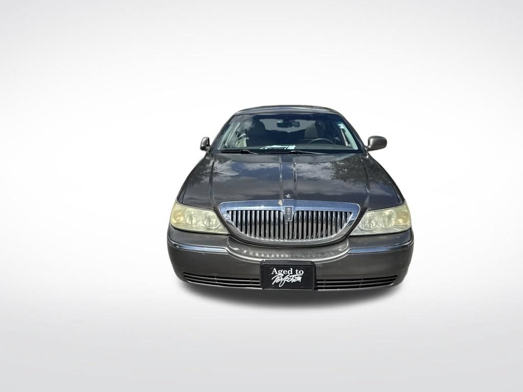 Used 2004 Lincoln Town Car Signature RWD image 3