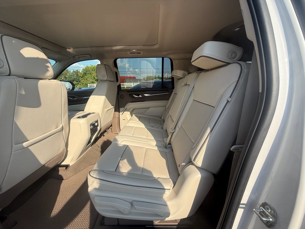 Used 2023 GMC Yukon XL Denali AWD/4WD image 19