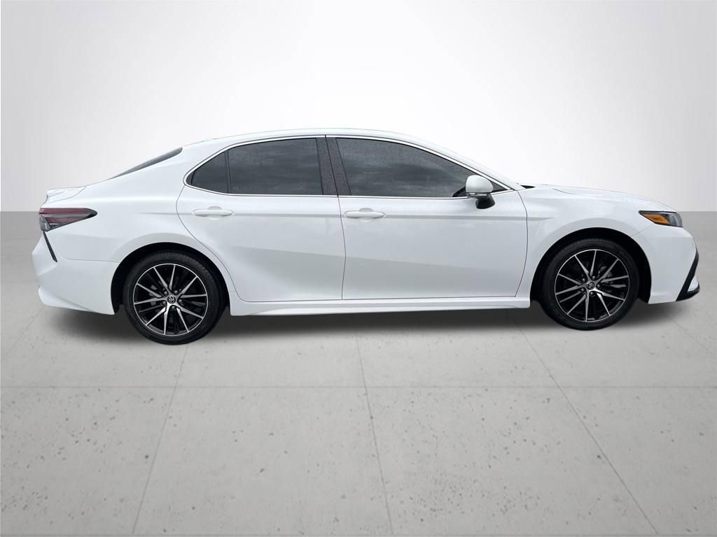 Used 2023 Toyota Camry SE image 4