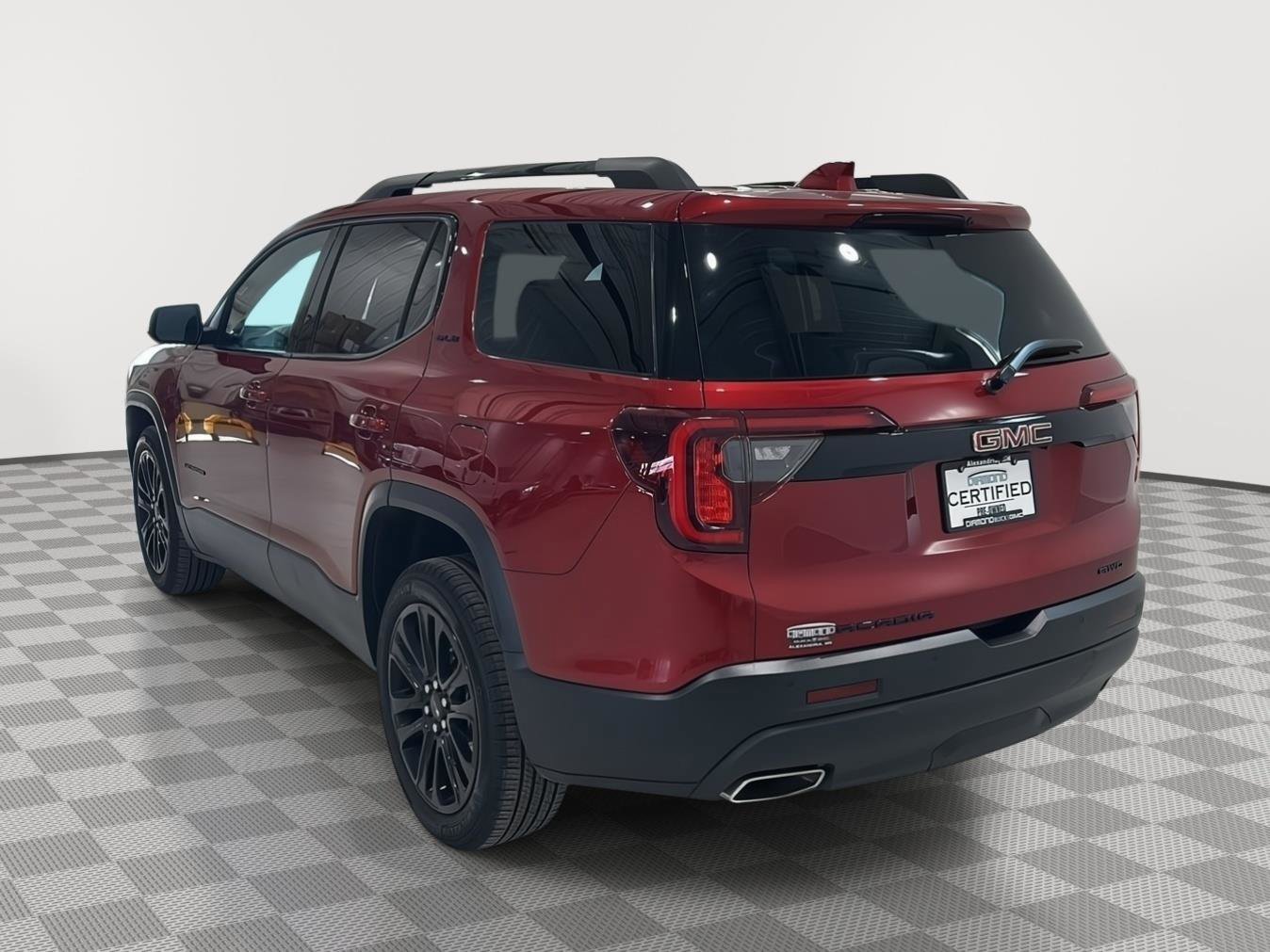 Used 2023 GMC Acadia SLE w/ Driver Convenience Package image 3