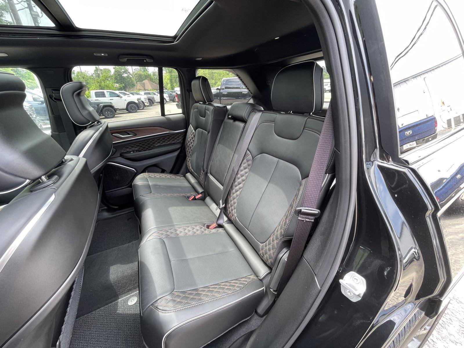 Used 2025 Jeep Grand Cherokee Summit w/ Adv Protech Group IV AWD/4WD image 40