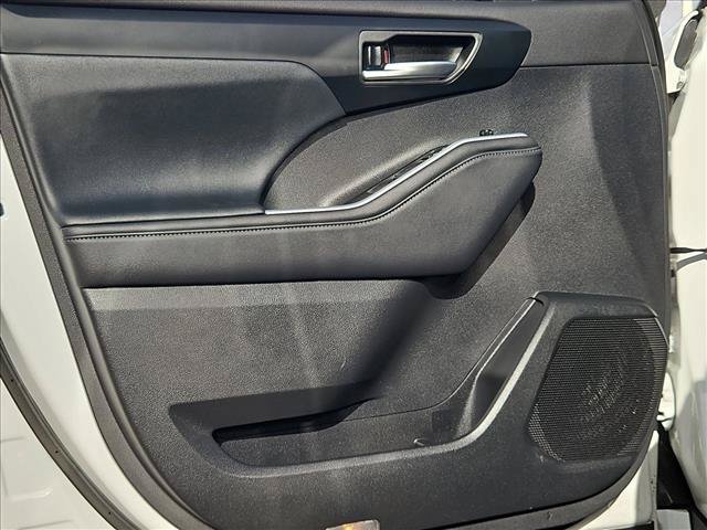 Used 2025 Toyota Highlander XLE FWD image 11