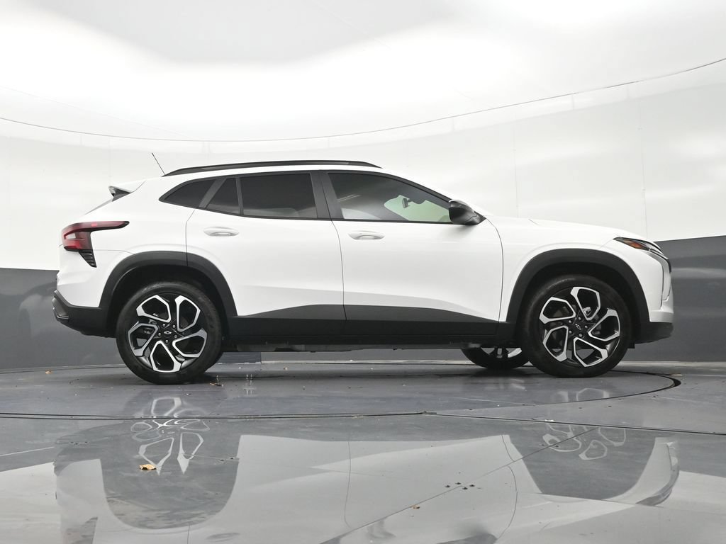 Used 2025 Chevrolet Trax RS w/ Sunroof Package FWD image 31