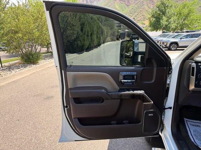Used 2015 GMC Sierra 2500 Denali w/ Duramax Plus Package AWD/4WD image 10