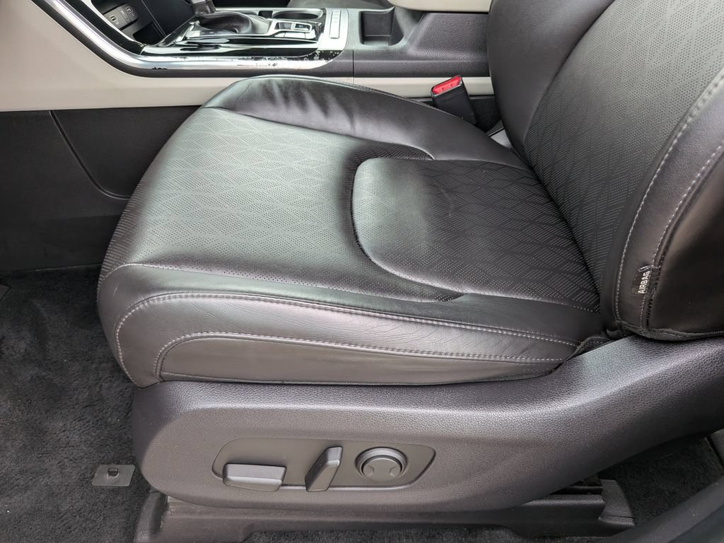 Used 2024 Kia Carnival EX FWD image 21